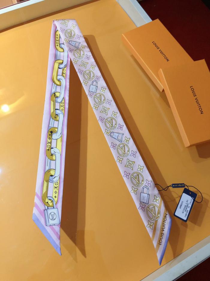 repliche,replica,perfette,siti di,affidabili,migliori siti,dove comprare,1:1,scarpe da ginnastica La fascia per capelli LV presenta il motivo Monogram, un omaggio al design classico del marchio (VUHOIL).
