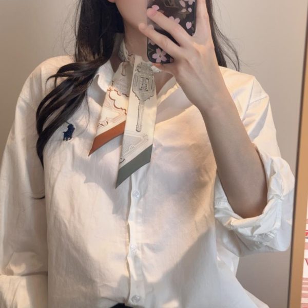 Splendidi apparecchi di illuminazione; nastro in seta twill pesante 18 momme; il nuovo design Twilly di Hermès, realizzato in seta twill di prima qualità (EI2OOS)