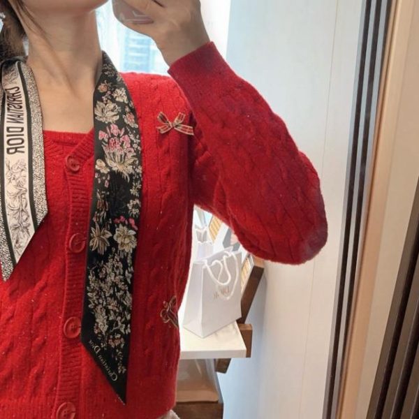 Questa sciarpa Mitzah è realizzata in tessuto twill di seta di gelso bianco e oro (9Z90N9).