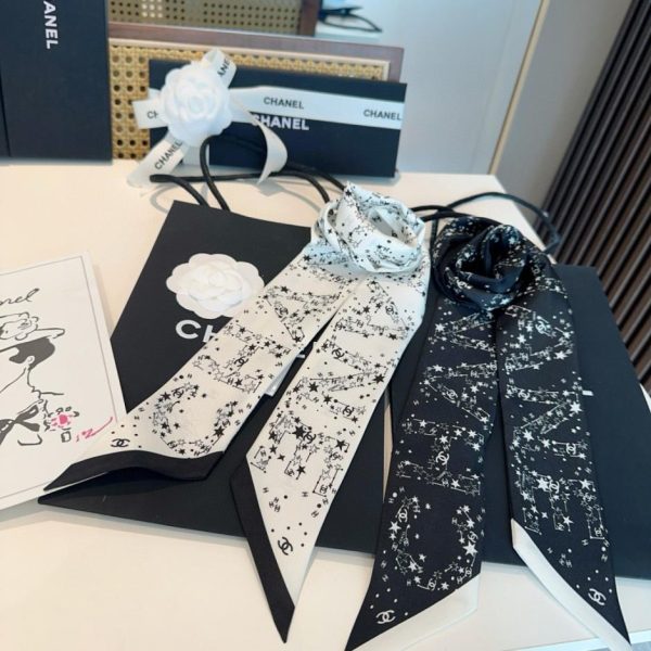 È arrivata la mini sciarpa Twilly di Chanel! La scritta Chanel in stile cartone animato è davvero adorabile (7BCD8G).