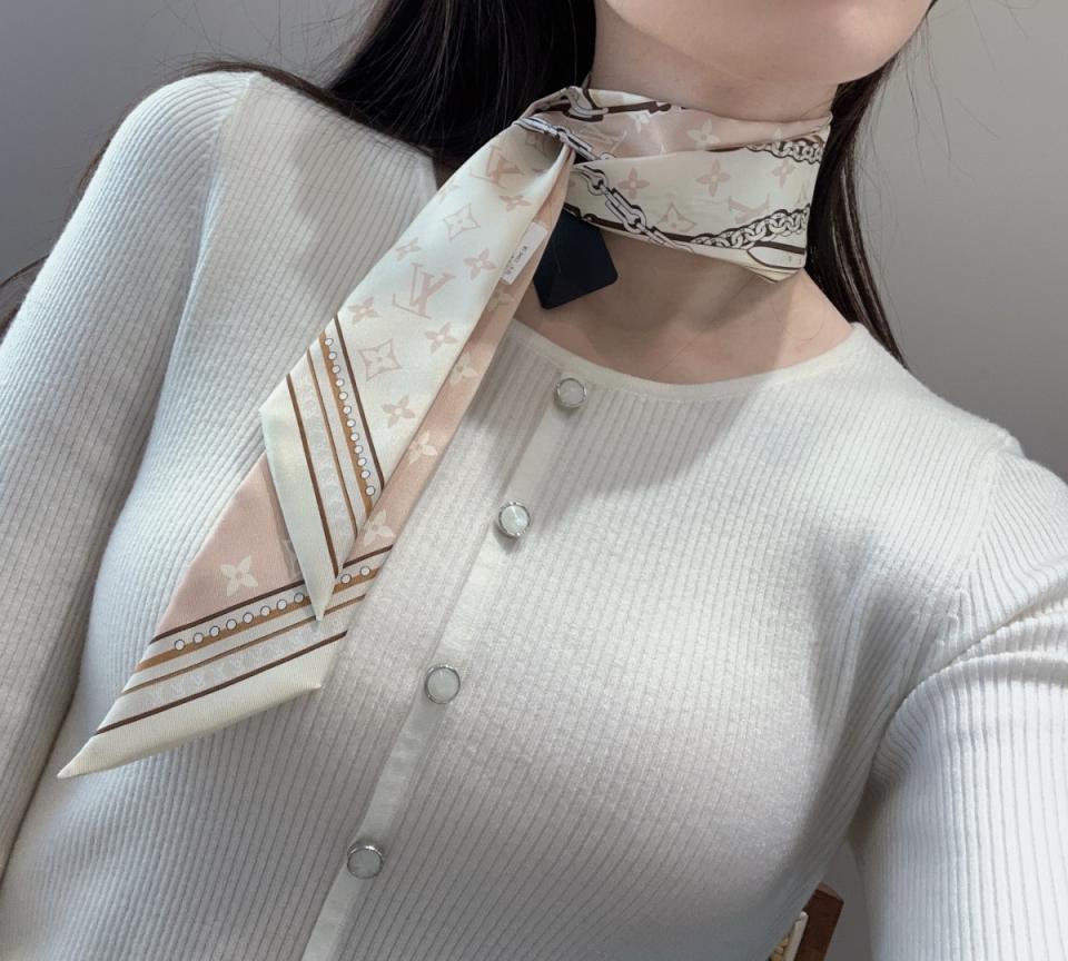 repliche,replica,perfette,siti di,affidabili,migliori siti,dove comprare,1:1,scarpe da ginnastica Il nuovo elastico per capelli a doppio strato di LV: versatile, può essere usato come cravatta, papillon o nastro (4357ZS)