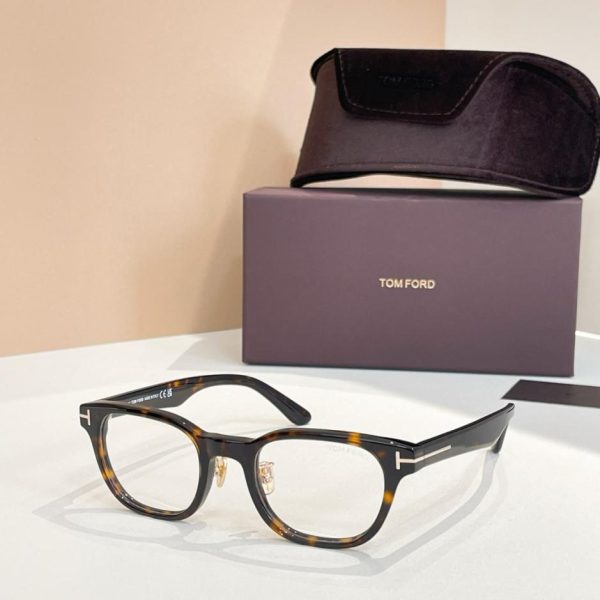 repliche,replica,perfette,siti di,affidabili,migliori siti,dove comprare,1:1,scarpe da ginnastica La montatura per occhiali da vista Tom Ford, modello TF6020 (D23GH9), è adatta al montaggio di lenti graduate.