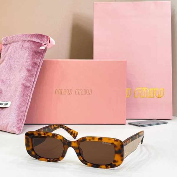 Occhiali da sole MIUMIU, modello OMU 08YS (38J5VE)
