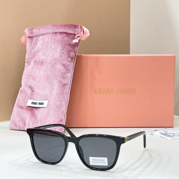 Occhiali da sole MIUMIU MODELLO SMU B03(8IYC5F)