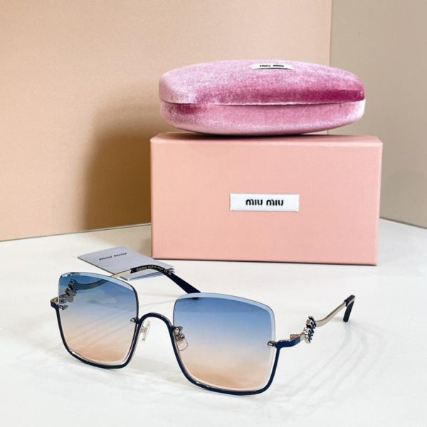 Occhiali da sole MIUMIU MODELLO Smu 72WS (5YYR5G)