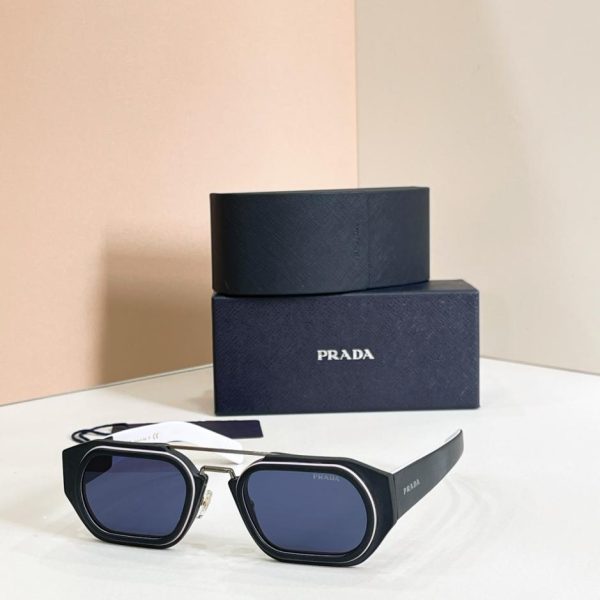 Occhiali da sole PRADA modello SPR 01WS (7FHNUH)