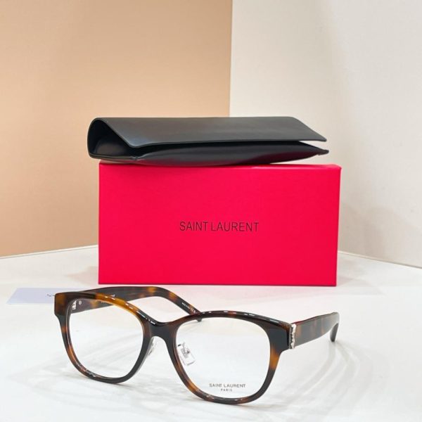 La montatura per occhiali da vista SAINT LAURENT, modello SL M169F (YH35T4), è adatta al montaggio di lenti graduate.
