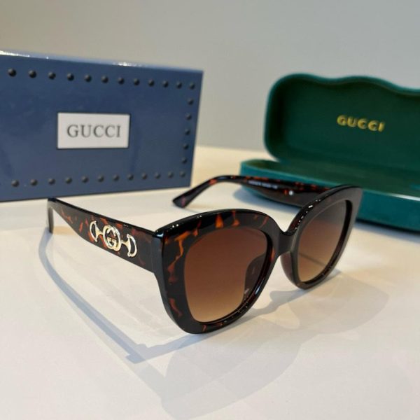 repliche,replica,perfette,siti di,affidabili,migliori siti,dove comprare,1:1,scarpe da ginnastica Gli occhiali da sole di tendenza di Gucci, un must-have per proteggersi dal sole e valorizzare il viso (LR42ZQ)
