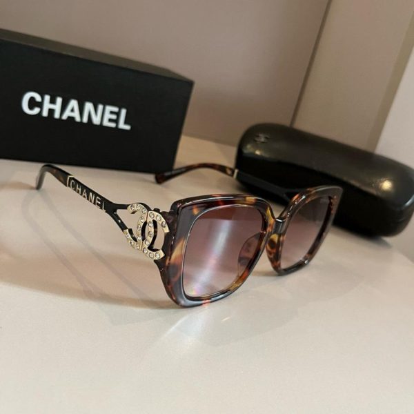 Eleganti occhiali da sole Chanel, lo stesso modello indossato dalle blogger (I2SSWD)