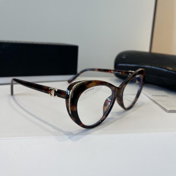 I nuovi occhiali da sole cat-eye di Chanel (F2I9NC)