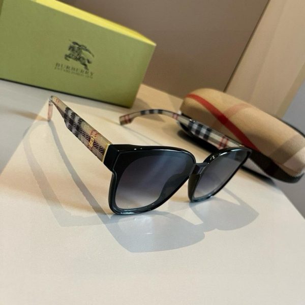 repliche,replica,perfette,siti di,affidabili,migliori siti,dove comprare,1:1,scarpe da ginnastica Occhiali da sole unisex Burberry, stesso modello presente sul sito ufficiale (83VG92)
