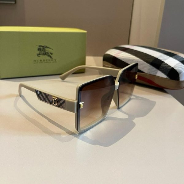 repliche,replica,perfette,siti di,affidabili,migliori siti,dove comprare,1:1,scarpe da ginnastica I nuovi occhiali da sole di Burberry, lo stesso modello indossato da molte celebrità (SV5KAW)