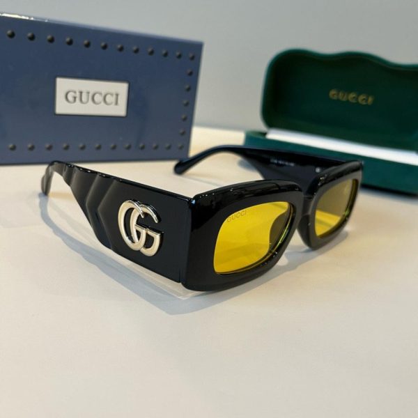 repliche,replica,perfette,siti di,affidabili,migliori siti,dove comprare,1:1,scarpe da ginnastica La collezione ufficiale di Gucci per la primavera include nuovi occhiali da sole oversize indossati da molte celebrità (JXN9N5).