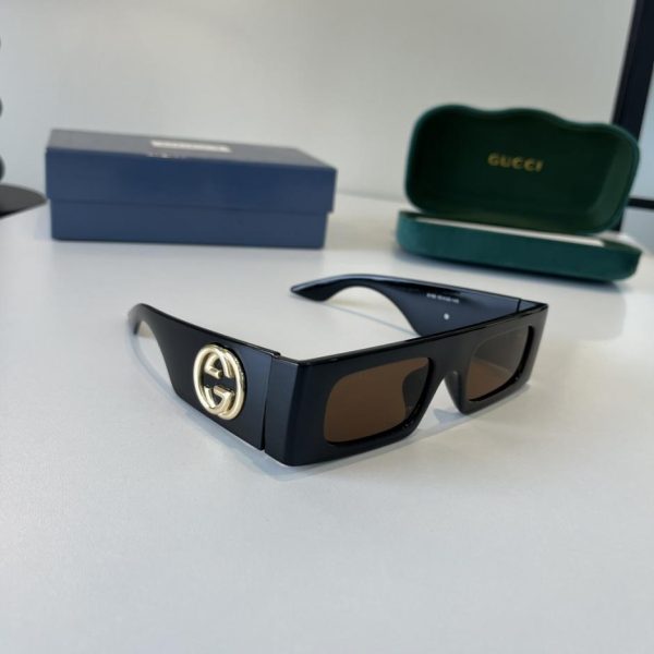 repliche,replica,perfette,siti di,affidabili,migliori siti,dove comprare,1:1,scarpe da ginnastica La collezione ufficiale di Gucci per la primavera anticipata presenta nuovi occhiali da sole oversize indossati da numerose celebrità (H0FEJD).