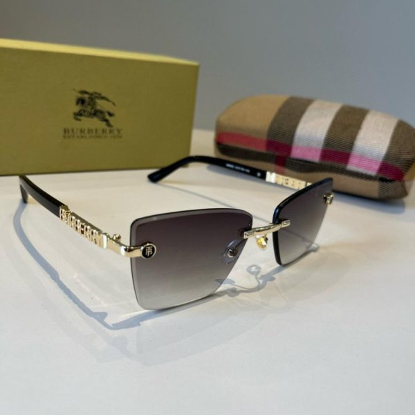 repliche,replica,perfette,siti di,affidabili,migliori siti,dove comprare,1:1,scarpe da ginnastica I nuovi occhiali da sole integrati per la guida di Burberry sono un accessorio indispensabile per qualsiasi uscita, e molte celebrità li hanno indossati. (18HHCA)