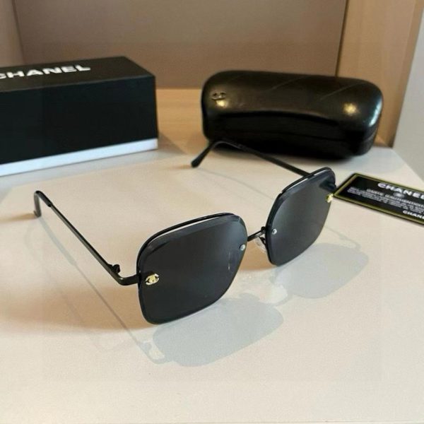 Occhiali da sole CHANEL eleganti senza montatura con lenti (1KKESR)