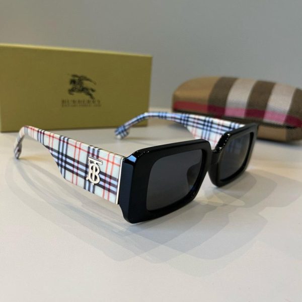 Occhiali da sole unisex Burberry, stesso modello presente sul sito ufficiale (452UAV)