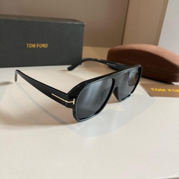 Occhiali da sole unisex TOM FORD, eleganti e dal design unico (1W6KCU)