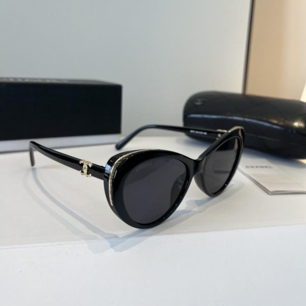 I nuovi occhiali da sole cat-eye di Chanel (O4C2MX)