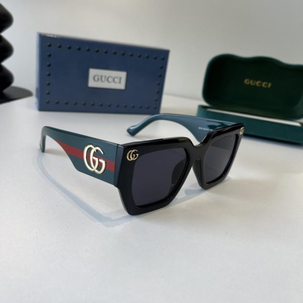 La collezione ufficiale di Gucci per la primavera anticipata presenta nuovi occhiali da sole oversize indossati da molte celebrità (H7CIT9).