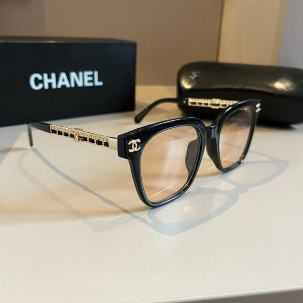 Nuovi occhiali da sole Chanel con montatura quadrata oversize (WATMMU)