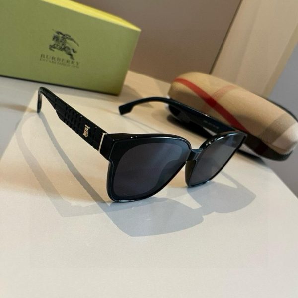 Occhiali da sole Burberry da uomo e da donna, stesso modello presente sul sito ufficiale (7LNA5S)
