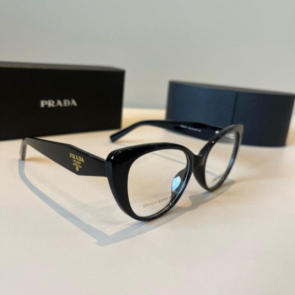 Occhiali da sole Prada, lenti senza prescrizione e lenti che bloccano la luce blu (XEAEIQ).