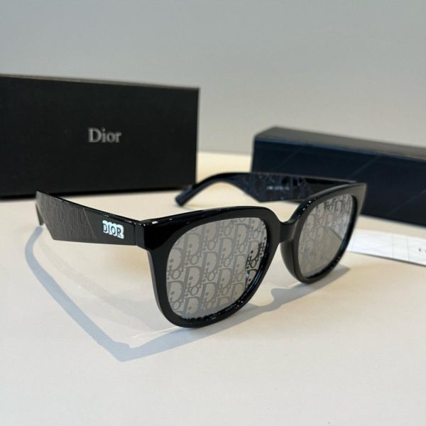 Collezione uomo Dior: aste decorate con logo Dior in rilievo (UXVX4M)