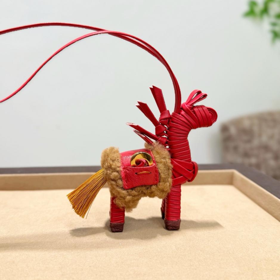 repliche,replica,perfette,siti di,affidabili,migliori siti,dove comprare,1:1,scarpe da ginnastica Ciondolo a forma di pony con fiori della serie “Riding the Horse for Joy” di Songmont, realizzato in vera pelle di alta qualità (Z6CRU3)