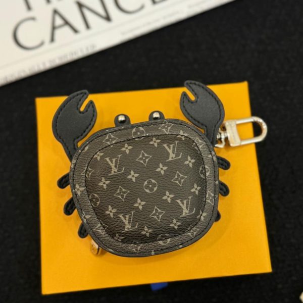 repliche,replica,perfette,siti di,affidabili,migliori siti,dove comprare,1:1,scarpe da ginnastica Nuovo charm a forma di granchio LV/Custodia per auricolari a forma di granchio Louis Vuitton (45E1RZ)