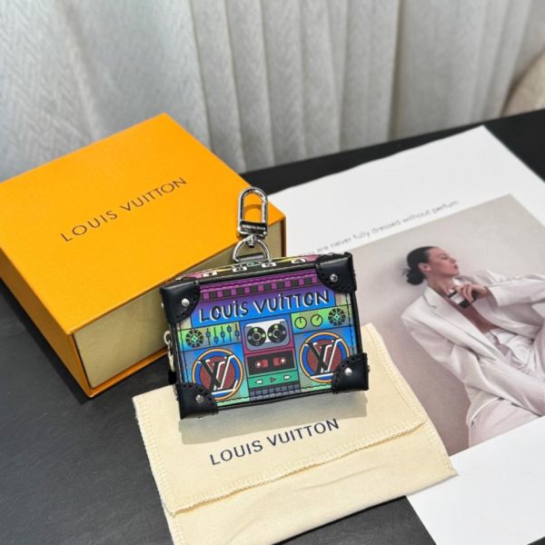 repliche,replica,perfette,siti di,affidabili,migliori siti,dove comprare,1:1,scarpe da ginnastica Nuovo charm Louis Vuitton Stereo per borsa – Borsa a scatola, portamonete, portachiavi (BC0NGG)