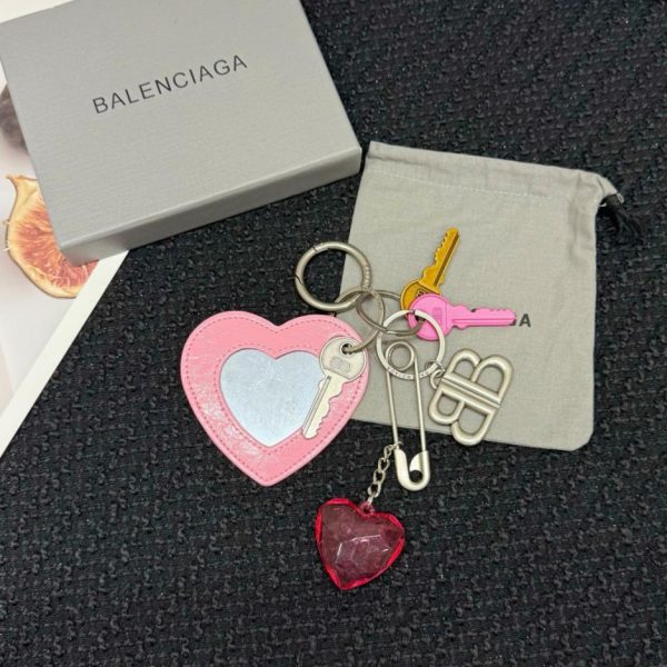 repliche,replica,perfette,siti di,affidabili,migliori siti,dove comprare,1:1,scarpe da ginnastica Nuovo arrivo: portachiavi Balenciaga Rodeo con specchietto a forma di cuore (437V5B) con rivestimento sullo specchio e fornito in una piccola scatola.