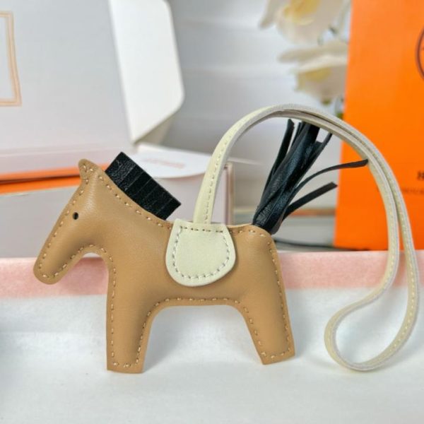 repliche,replica,perfette,siti di,affidabili,migliori siti,dove comprare,1:1,scarpe da ginnastica Portachiavi/ciondolo per borsa HERMES Classic Mini Pony Rodeo Pegase, cucito a mano in pelle di agnello (1 x UGXS)