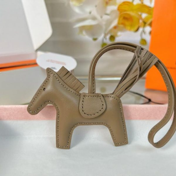 repliche,replica,perfette,siti di,affidabili,migliori siti,dove comprare,1:1,scarpe da ginnastica Portachiavi/ciondolo per borsa HERMES mini pony Rodeo pegase classico, cucito a mano in pelle di agnello (47UM0L).