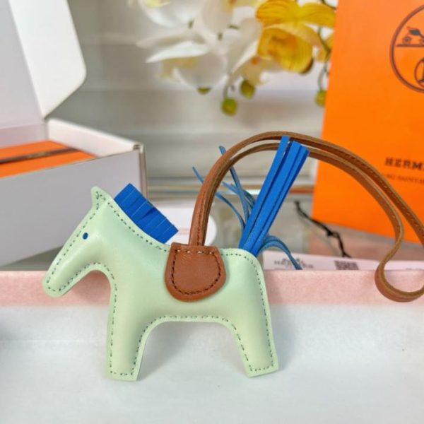 repliche,replica,perfette,siti di,affidabili,migliori siti,dove comprare,1:1,scarpe da ginnastica Portachiavi/ciondolo per borsa HERMES Classic Mini Pony Rodeo Pegase, cucito a mano, in pelle di agnello (4KBQ9T)