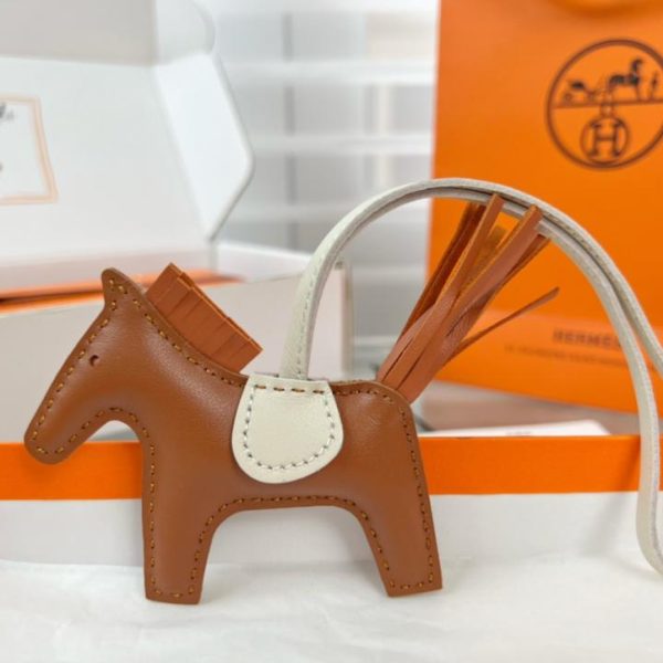 repliche,replica,perfette,siti di,affidabili,migliori siti,dove comprare,1:1,scarpe da ginnastica Portachiavi/ciondolo per borsa HERMES Classic Mini Pony Rodeo Pegase, cucito a mano in pelle di agnello (6Z7RDJ)