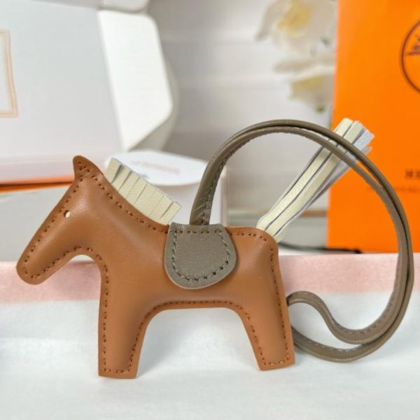 repliche,replica,perfette,siti di,affidabili,migliori siti,dove comprare,1:1,scarpe da ginnastica Portachiavi/ciondolo per borsa HERMES mini pony Rodeo pegase classico, cucito a mano in pelle di agnello (9GQFDQ).