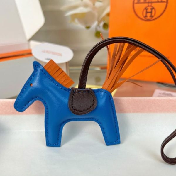 repliche,replica,perfette,siti di,affidabili,migliori siti,dove comprare,1:1,scarpe da ginnastica Portachiavi/ciondolo per borsa HERMES mini pony Rodeo pegase classico, cucito a mano in pelle di agnello (D895L0).