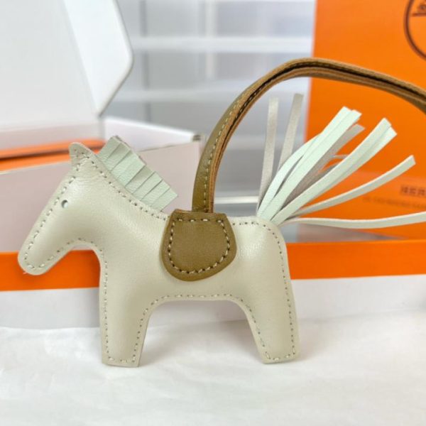 repliche,replica,perfette,siti di,affidabili,migliori siti,dove comprare,1:1,scarpe da ginnastica Portachiavi/ciondolo per borsa HERMES Classic Mini Pony Rodeo Pegase, cucito a mano in pelle di agnello (J6QJMY)