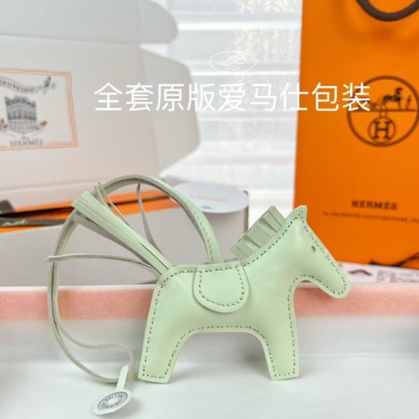 repliche,replica,perfette,siti di,affidabili,migliori siti,dove comprare,1:1,scarpe da ginnastica Portachiavi/ciondolo per borsa HERMES Classic Mini Pony Rodeo Pegase, cucito a mano, in pelle di agnello (NBO4UW)