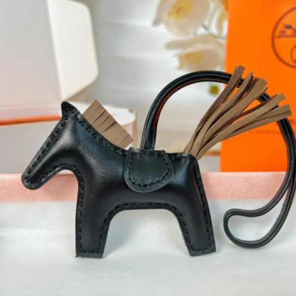 repliche,replica,perfette,siti di,affidabili,migliori siti,dove comprare,1:1,scarpe da ginnastica Portachiavi/ciondolo per borsa HERMES mini pony Rodeo pegase classico, cucito a mano in pelle di agnello (NZ34L1).