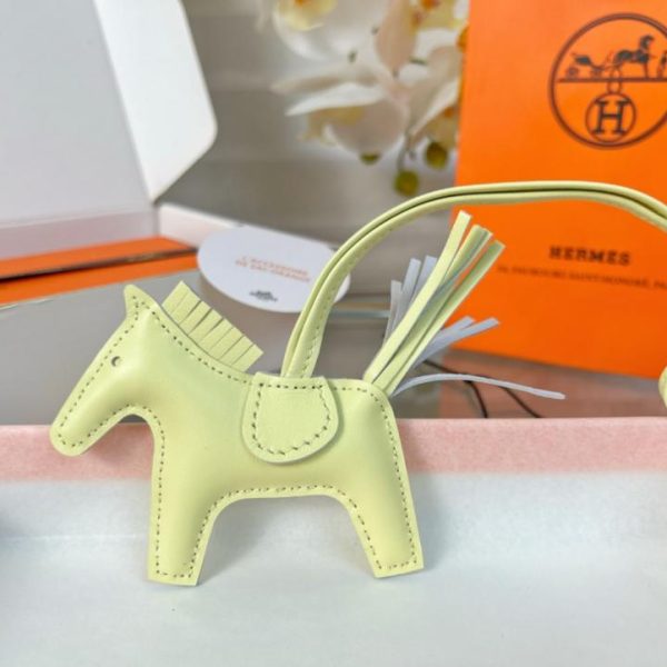 repliche,replica,perfette,siti di,affidabili,migliori siti,dove comprare,1:1,scarpe da ginnastica Portachiavi/ciondolo per borsa HERMES Classic Mini Pony Rodeo Pegase, cucito a mano in pelle di agnello (OKXTB2)