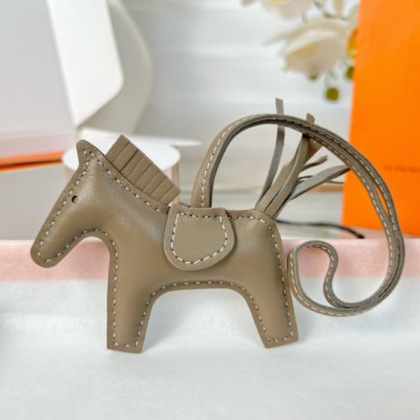repliche,replica,perfette,siti di,affidabili,migliori siti,dove comprare,1:1,scarpe da ginnastica Portachiavi/ciondolo per borsa HERMES Classic Mini Pony Rodeo Pegase, cucito a mano in pelle di agnello (QODSS1)