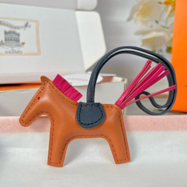 repliche,replica,perfette,siti di,affidabili,migliori siti,dove comprare,1:1,scarpe da ginnastica Portachiavi/ciondolo per borsa HERMES mini pony Rodeo pegase classico, cucito a mano in pelle di agnello (RKUR5E).