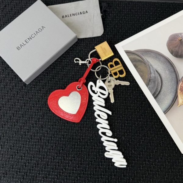 repliche,replica,perfette,siti di,affidabili,migliori siti,dove comprare,1:1,scarpe da ginnastica Nuovo arrivo: portachiavi Balenciaga Rodeo a forma di cuore con specchietto (9×3 cm) con rivestimento sullo specchio e fornito in una piccola scatola.