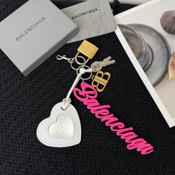 repliche,replica,perfette,siti di,affidabili,migliori siti,dove comprare,1:1,scarpe da ginnastica Nuovo arrivo: portachiavi/ciondolo Balenciaga Rodeo a forma di cuore con specchio (GJ6VXM) – Specchio con rivestimento, fornito con piccola scatola