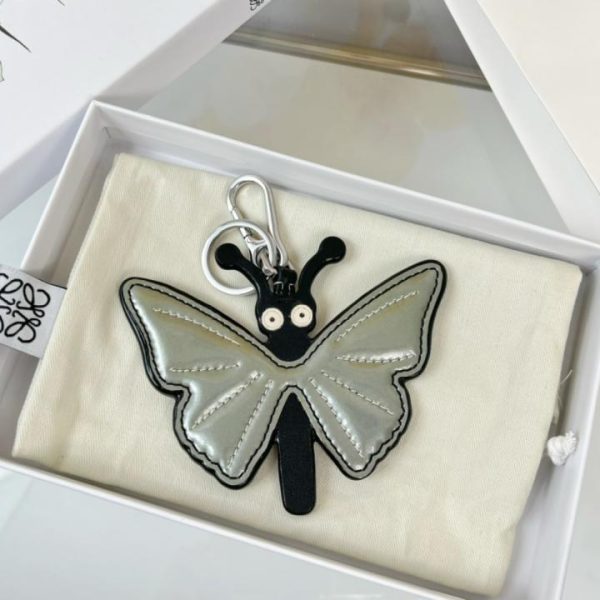 repliche,replica,perfette,siti di,affidabili,migliori siti,dove comprare,1:1,scarpe da ginnastica Nuovo portachiavi in ​​pelle Loewe, portachiavi per auto, serie ButterflyCharm con ciondolo a farfalla (EFUSMQ)