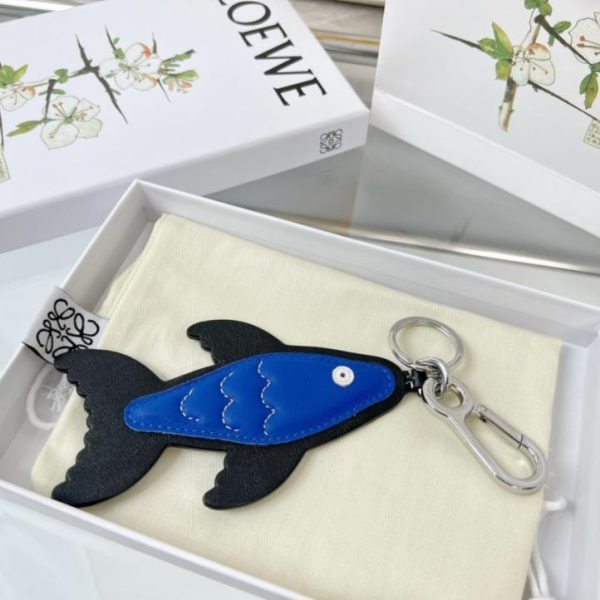 repliche,replica,perfette,siti di,affidabili,migliori siti,dove comprare,1:1,scarpe da ginnastica Nuovo portachiavi in ​​pelle Loewe, portachiavi per auto, ciondolo a forma di pesce volante (FDVA7V)