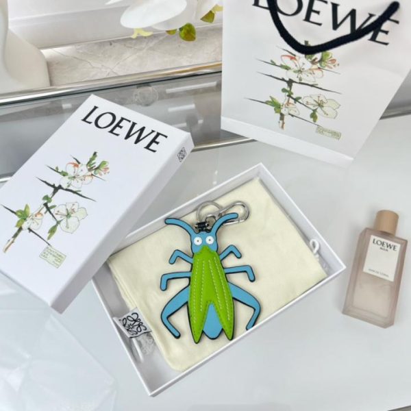 repliche,replica,perfette,siti di,affidabili,migliori siti,dove comprare,1:1,scarpe da ginnastica Nuovo portachiavi/portachiavi per auto Loewe in pelle, serie Grasshopper Charm (27BIHG)