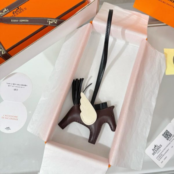repliche,replica,perfette,siti di,affidabili,migliori siti,dove comprare,1:1,scarpe da ginnastica Nuovo charm/portachiavi Hermès Rodeo Pegase, cucito a mano in pelle di agnello (CSHMO4).